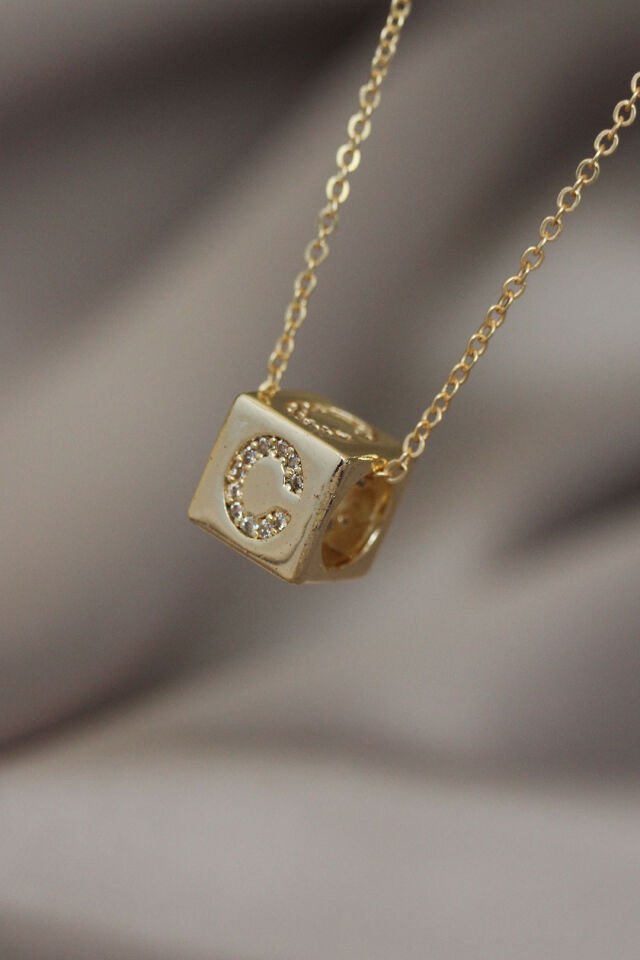 Gold Renk Zirkon Taşlı Küp Model C Harfli Kolye