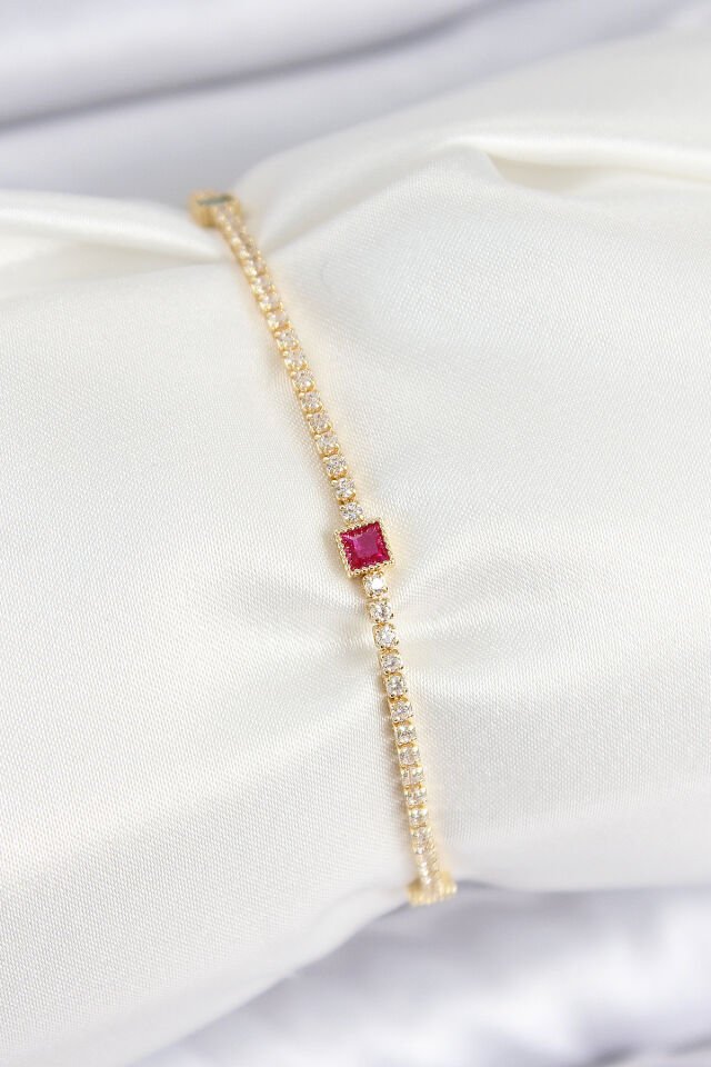 Pirinç Zirkon Taşlı Kare Model Gold Renk Kadın Bilekilk