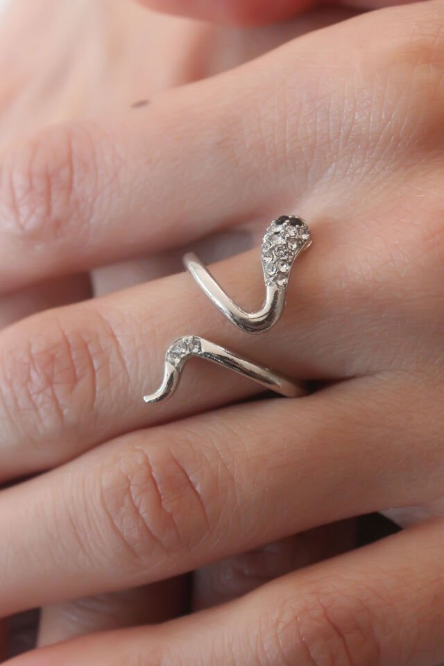 Gümüş Renk Yılan Figür Zirkon Taş Detay Kadın Yüzük