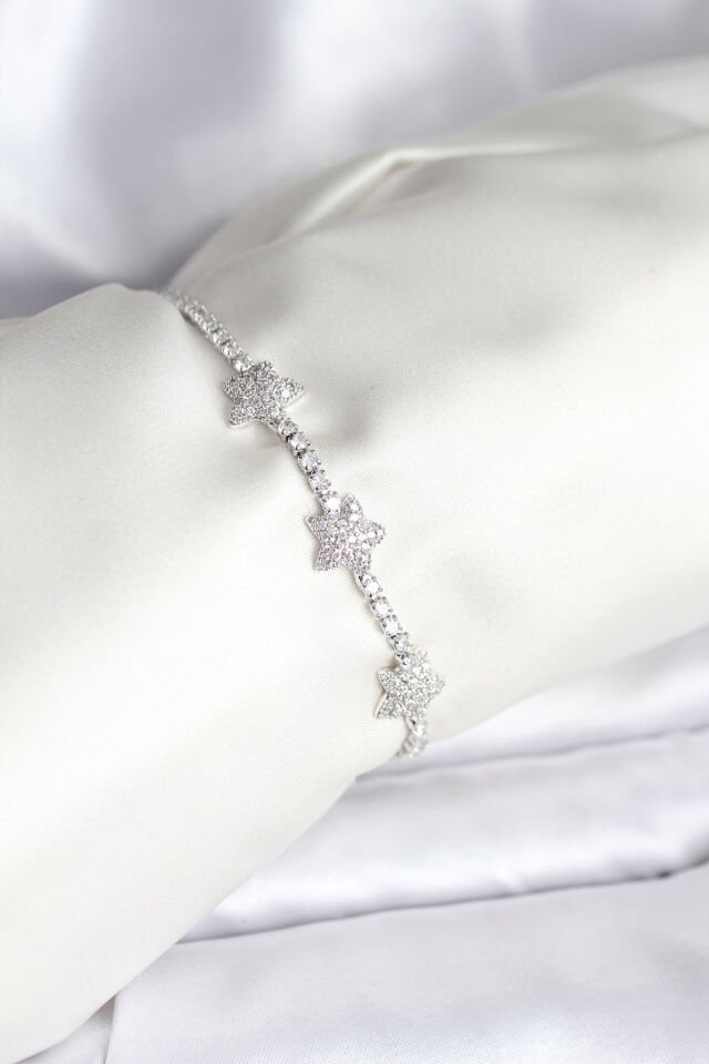 Yıldız Model Zirkon Taşlı Gümüş Renk Pirinç Su Yolu Kadın Bileklik