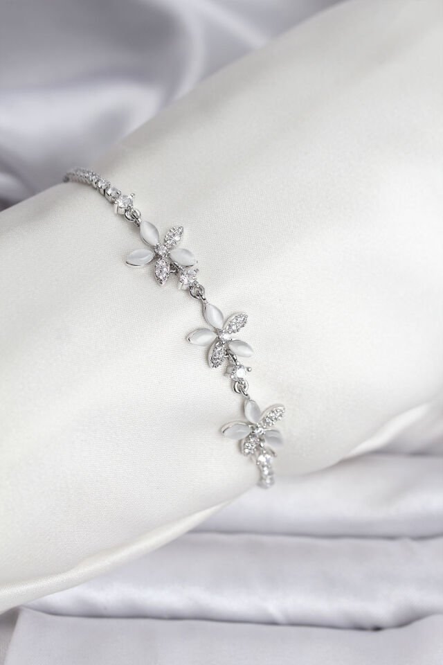 Çiçek Model Zirkon Taşlı Gümüş Renk Pirinç Su Yolu Kadın Bileklik