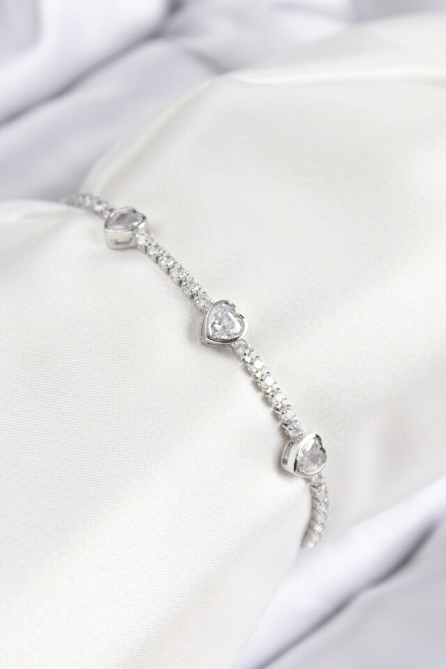 Pirinç Zirkon Taşlı Sıralı Kalp Model Gümüş Renk Asansörlü Kadın Bileklik