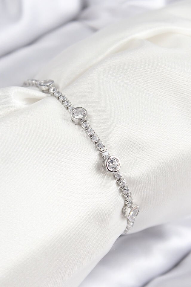 Pirinç Zirkon Taşlı Daire Model Gümüş Renk Asansörlü Kadın Bileklik