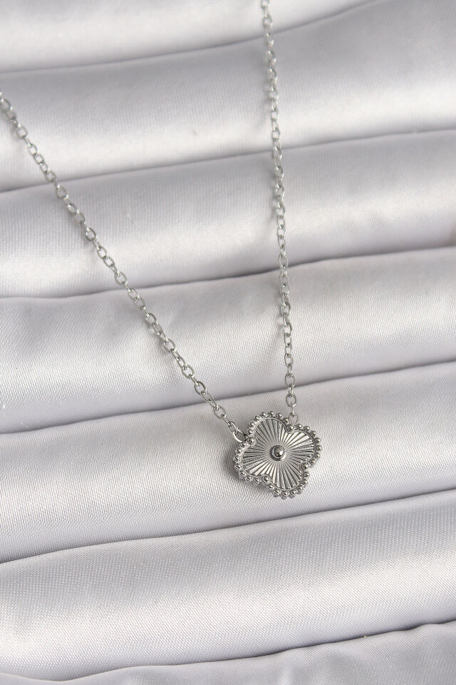 316L Çelik Gümüş Renk İşleme Detaylı Yonca Model Kadın Kolye