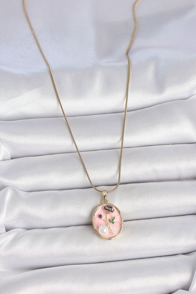 316L Çelik Gold Renk Zincir Pembe Çiçek İşlemeli İnci Detay Portre Model Kadın Kolye