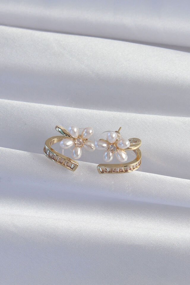 Pirinç Gold Renk Zirkon Taşlı Kıvrımlı İnci Çiçek Küpe