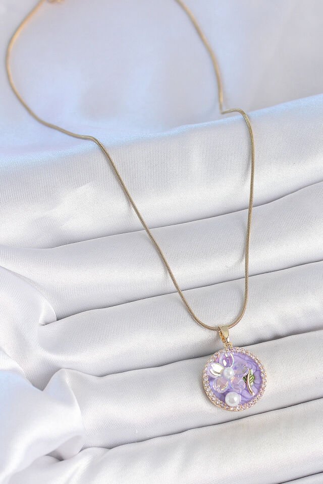 316L Çelik Gold Renk Zincir Zirkon Taşlı Mor Mineli Çiçek İşlemeli İnci Detay Portre Model Kadın Kolye