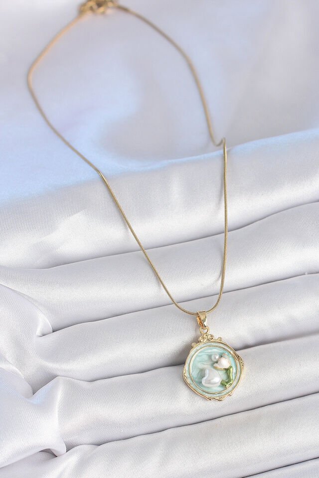 316L Çelik Gold Renk Zincir Turkuaz Mineli İncili Çiçek İşlemeli Portre Model Kadın Kolye