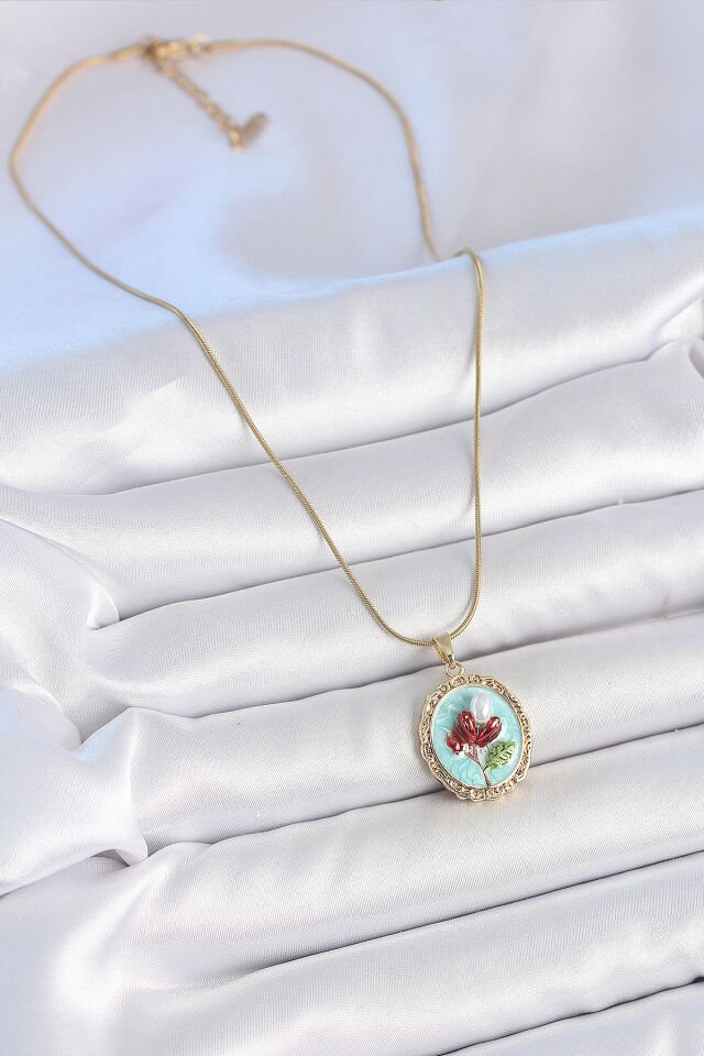 316L Çelik Gold Renk Zincir Turkuaz Mineli İncili Çiçek İşlemeli Portre Model Kadın Kolye