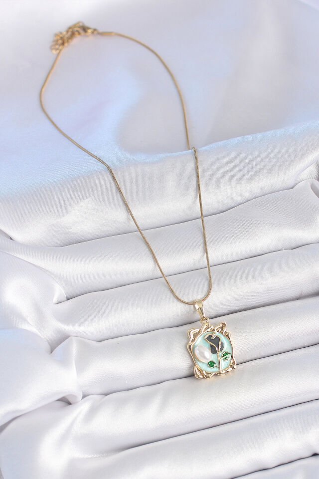 316L Çelik Gold Renk Zincir Mavi Mineli Çiçek İşlemeli İnci Detay Portre Model Kadın Kolye