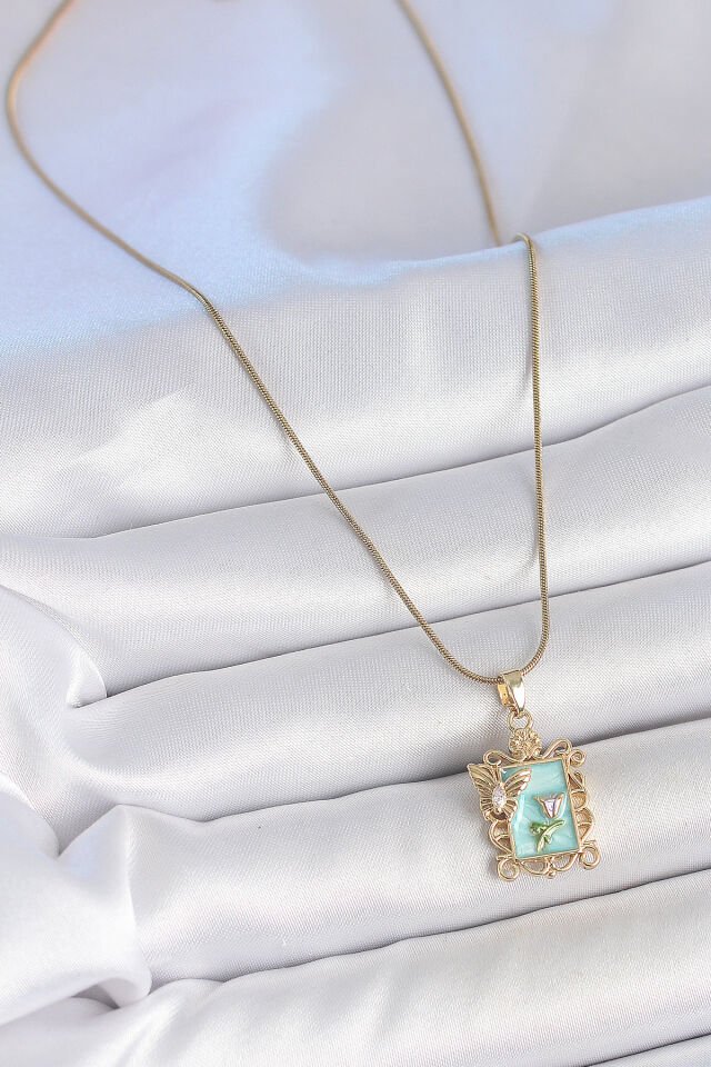 316L Çelik Gold Renk Zincir Mavi Mineli Çiçek İşlemeli Zirkon Taşlı Kelebek Detay Portre Model Kadın Kolye