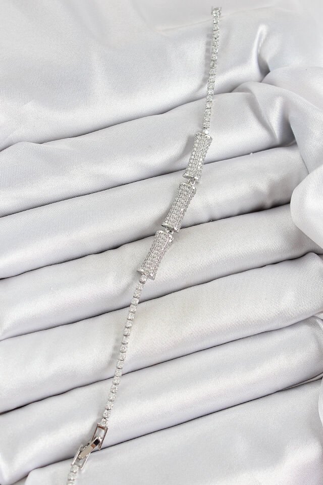 Pirinç Gümüş Renk Zirkon Taşlı Kemik Model Kadın Bileklik