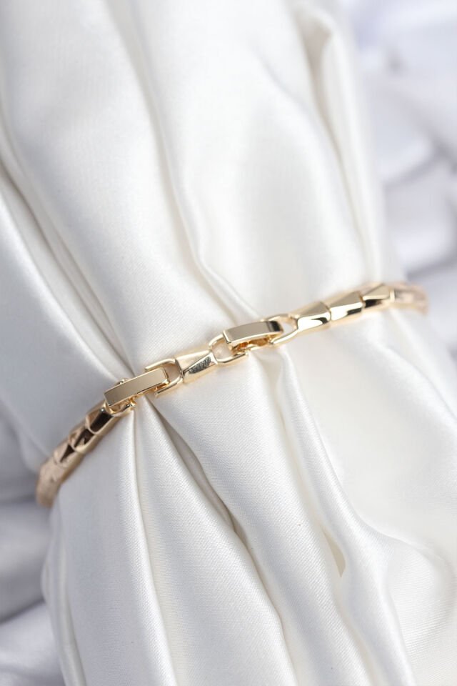 Pirinç VIP Seri Gold Renk Zirkon Taşlı Yıldız Model Kadın Bileklik