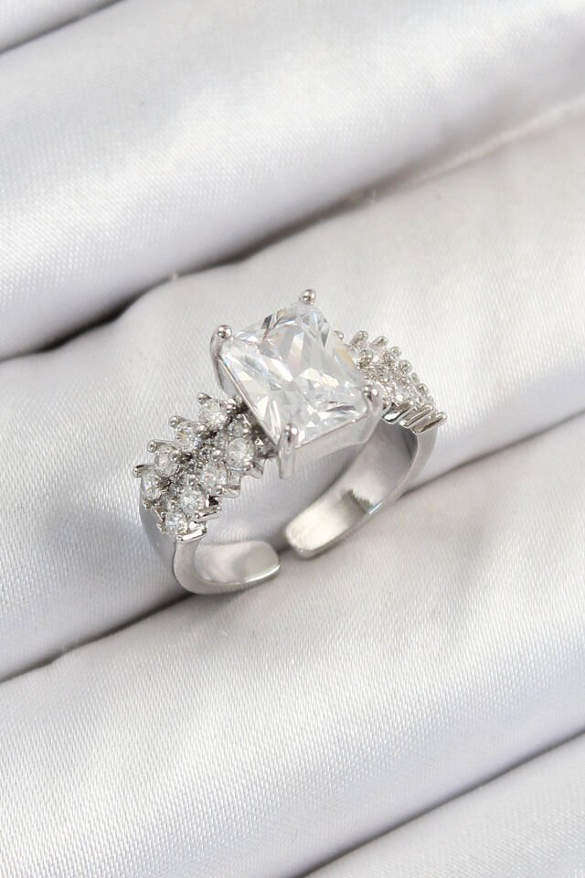 Pirinç  Büyük Zirkon Taşlı Model Gümüş Renk Kadın Yüzük