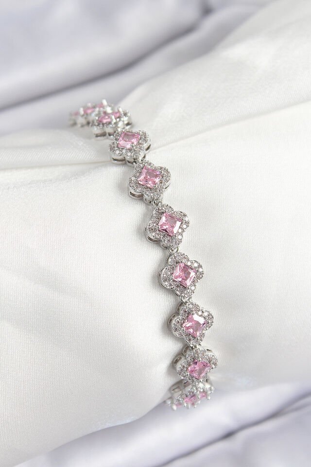 Pirinç Zirkon Taşlı Pembe Yonca Baget Model Gümüş Renk VIP Seri Kadın Bileklik