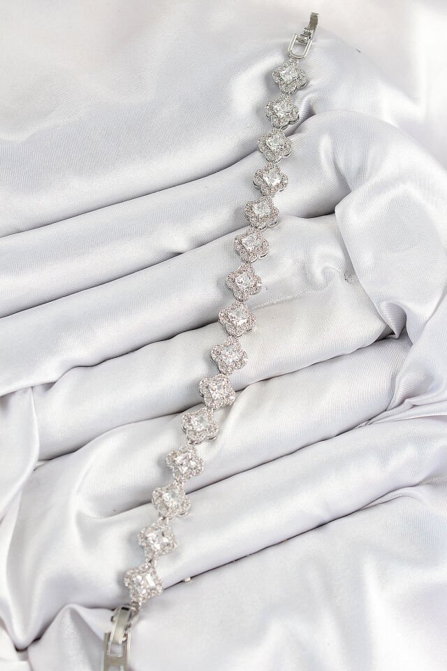 Pirinç Zirkon Taşlı Yonca Baget Model Gümüş Renk VIP Seri Kadın Bileklik