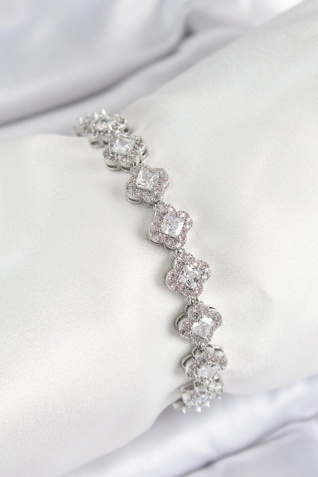 Pirinç Zirkon Taşlı Yonca Baget Model Gümüş Renk VIP Seri Kadın Bileklik