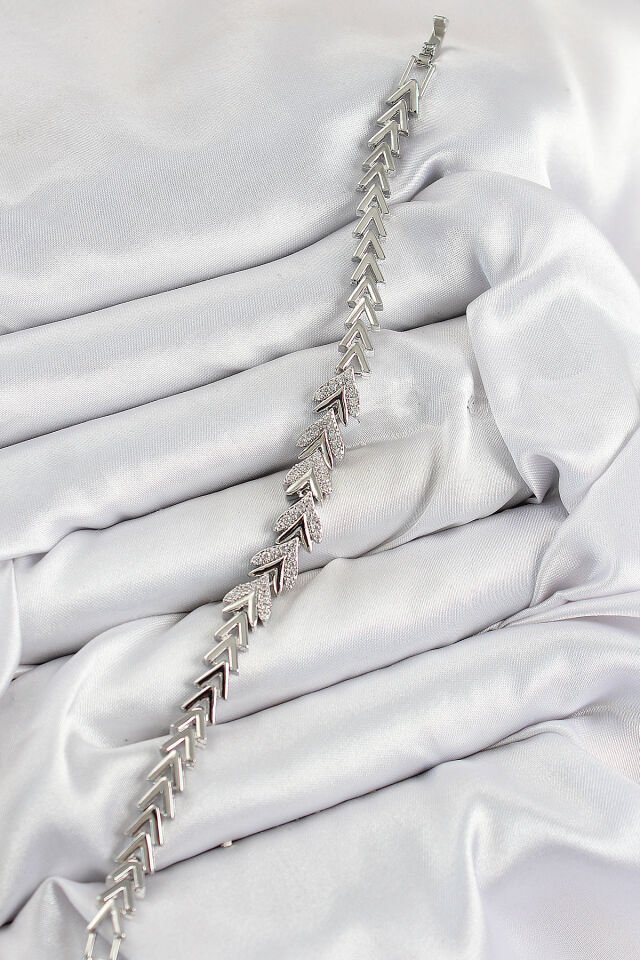 Pirinç Zirkon Taşlı Sıralı Ok Model Gümüş Renk Kadın Bileklik