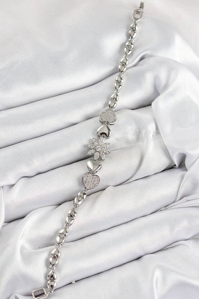 Pirinç Zirkon Taşlı Kalp Detaylı Çiçek Model Gümüş Renk Kadın Bileklik