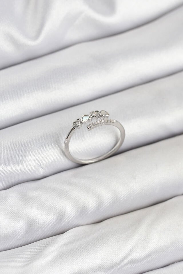 Pirinç Gümüş Renk Kalpli Detaylı Zirkon Taşlı Kadın Yüzük