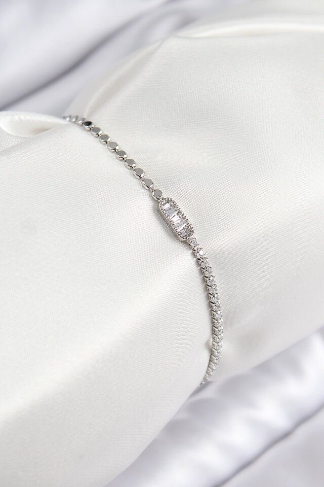 Pirinç Zirkon Taşlı Dikdörtgen Model Ezme Zincir Gümüş Renk Kadın Bileklik