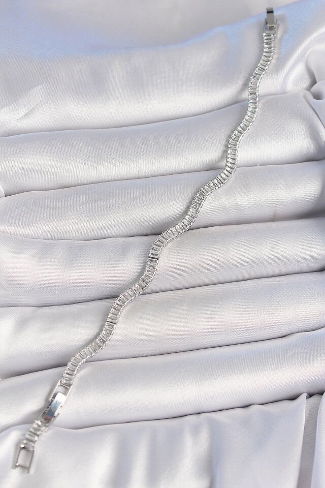 Pirinç Gümüş Renk Su Yolu Zirkon Taşlı Model Kadın Bileklik